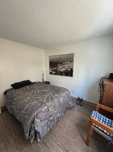 ROOM 4 RENT DT-Pay per week up to 3 weeks@ 330 EACH