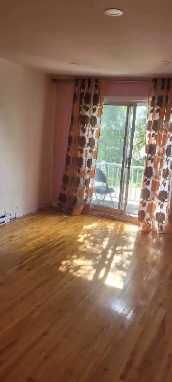 5 1/2 FOR RENT, available immediately