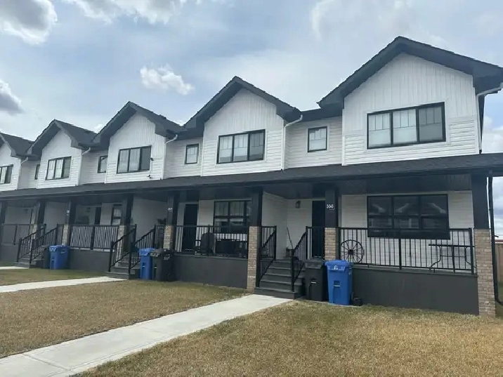Newly Built Townhome! Rare rental in PENHOLD! 3 bed, 2.5 bath!