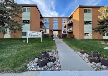 Spacious Top-Floor Corner Unit in Desirable North Regina!