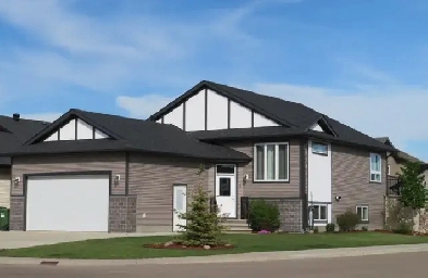 Beautiful, Clean, 3 Bed – 2 Bath - Heated Garage – Main Floor