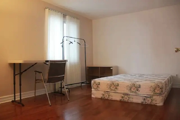 Big single house, big rooms. Near CU Near O-train