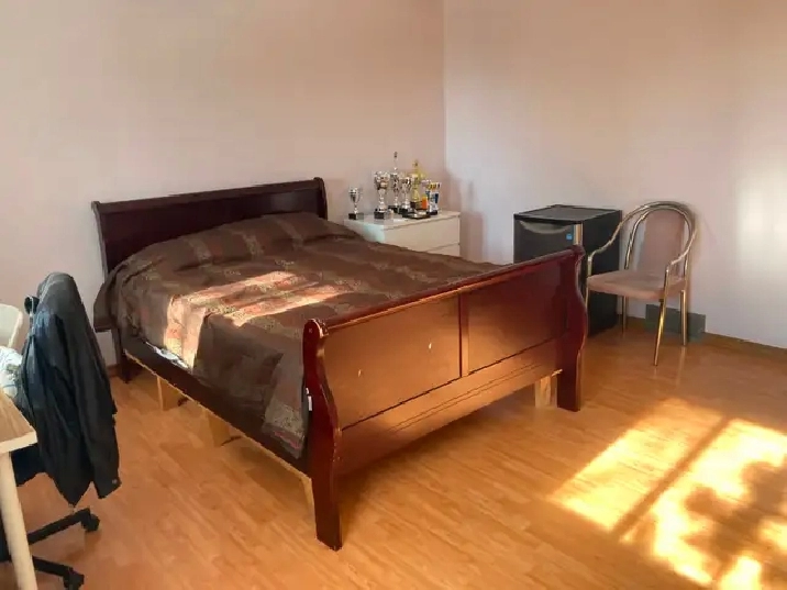 Edgemont NW furnished master ensuite private bathroom EZ transit