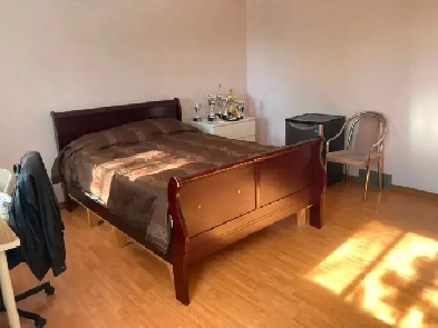 Edgemont NW furnished master ensuite private bathroom EZ transit