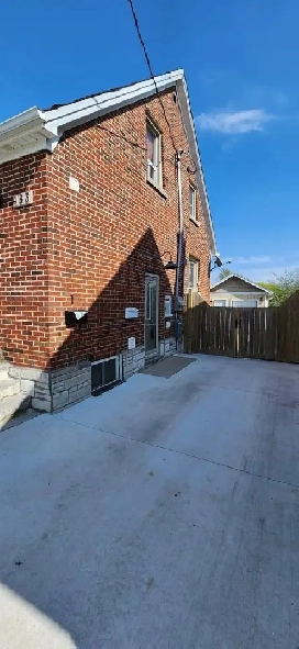 Beautiful 2 Bed, 2 Bath Lower Unit | 860 Sq. Ft. | 2 Parking