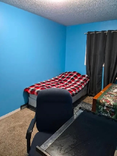 Fully furnished room for rent in orillia in a quiet townhouse.