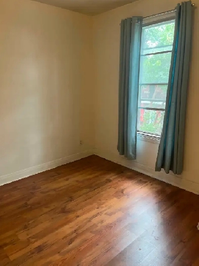 Large, sunny 4.5 at Lionel Groulx - brick walls, balcony
