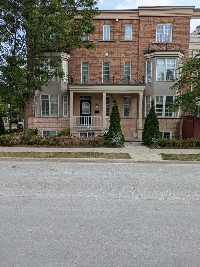 York University/ Seneca C - room w/private washroom FEMALE ONLY