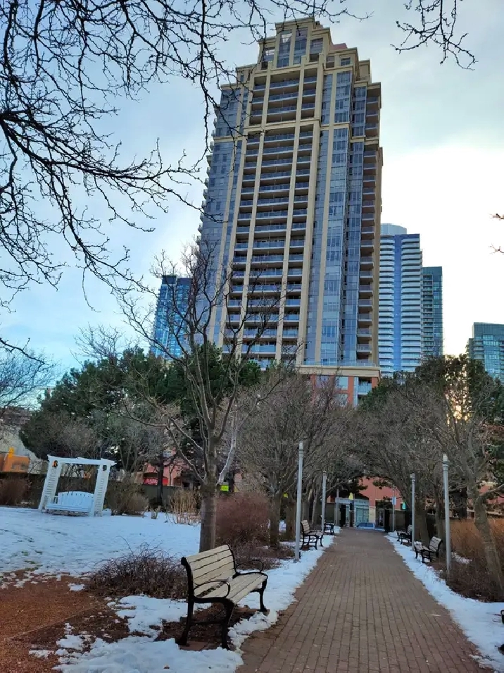 Beautiful Private (Den) Room for Rent - Next to Square One Mall
