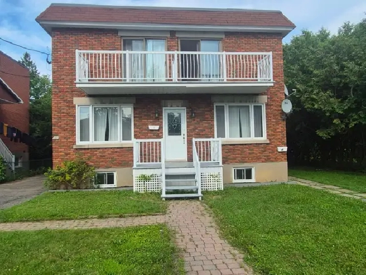 GRAND  APP 5 1/2 AVEC THERMOPOMPE À LAVAL DES RAPIDES.