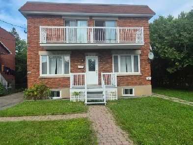 GRAND  APP 5 1/2 AVEC THERMOPOMPE À LAVAL DES RAPIDES.