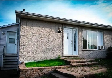 très grande chambre double à louer sous-sol de spacieuse maison