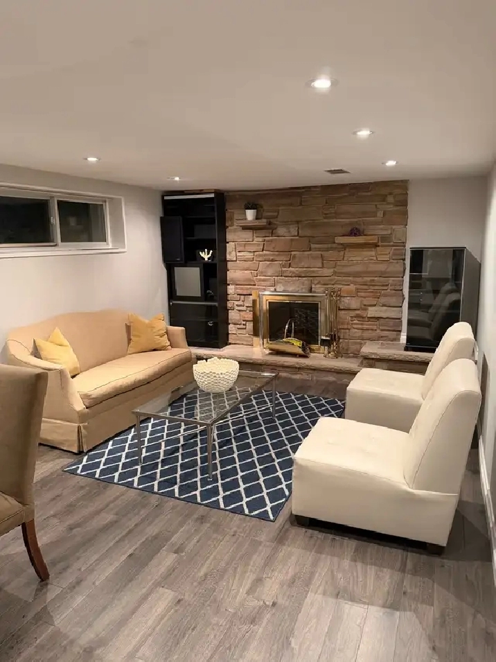Lovely2 bedrooms furnished walk out in the house