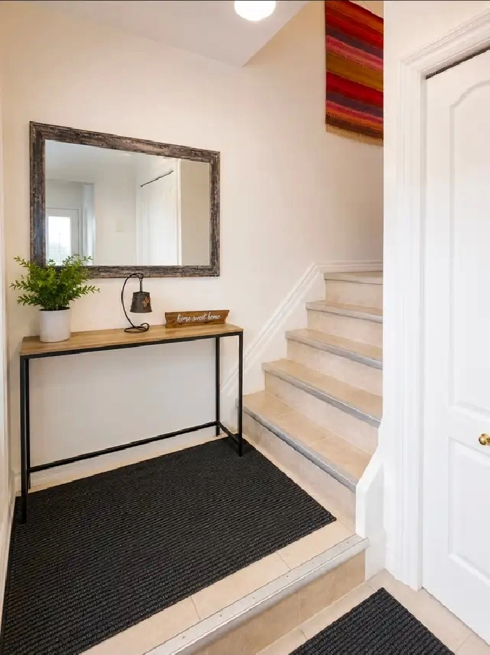 À louer / For Rent: 3BR Bright top Floor – Haute-Plaine