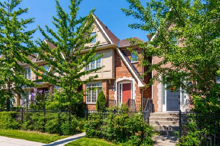 Freehold Townhome Located In Churchill Meadows!