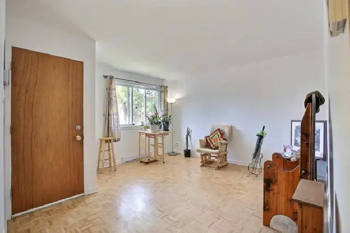 Beau 4½ à louer avec grande cour privée   5 électroménagers
