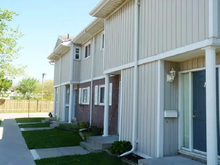 Fully Renovated 2-Bedroom, 2-4pc Bth  Townhome in St. Catharines