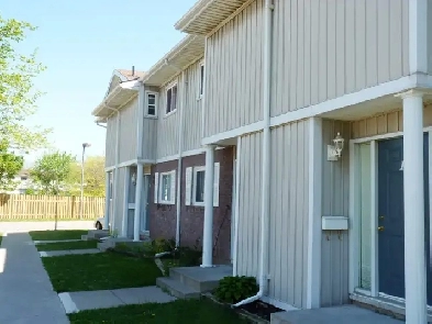 Fully Renovated 2-Bedroom, 2-4pc Bth  Townhome in St. Catharines