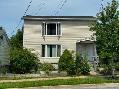 SPACIOUS 2 BEDROOM SEPT 1. HEAT, HOT WATER & PARKING INC.