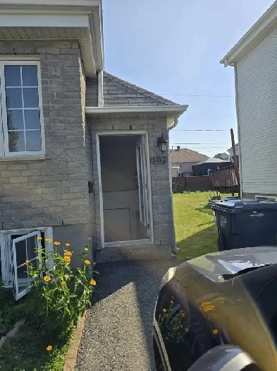 Vaudreuil/Dorion 3 1/2 semi sous-sol avec stationnement