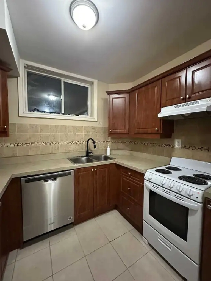 2 Bedroom2 parking basement apartment Yonge/Weldric W