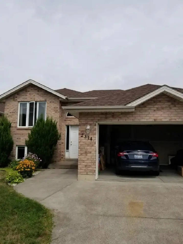2 Bedroom Lower Unit All Inclusive w/ AC, laundry,1 parking spot