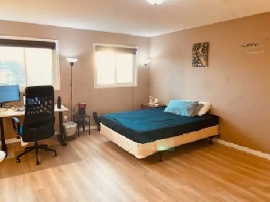 Master bedroom with a private  bathroom and a walk-in closet