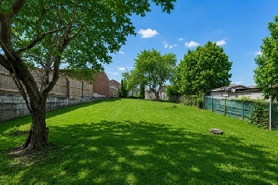Premium & Quiet Neighborhood | 2BR   Walk-Out | Ravine | All Inc