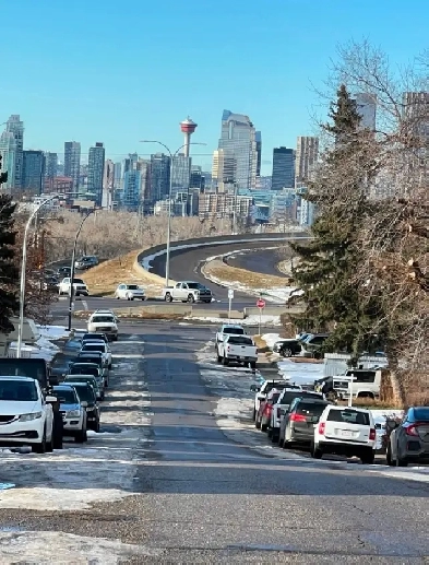 5 min Walk to Franklin / Barlow Max Bell Ctrain / 9 min Downtown