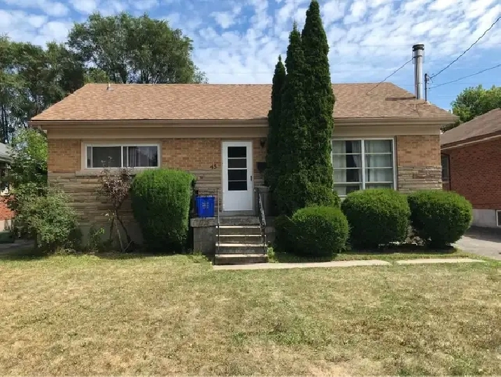 2 Rooms Available, Students Only - Starting Sept 1 (Negotiable)