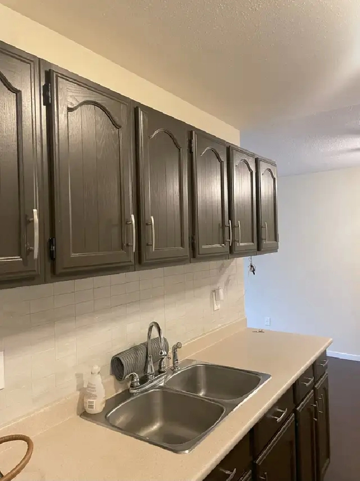 Unfurnished 2 bed, 1 bath top floor unit