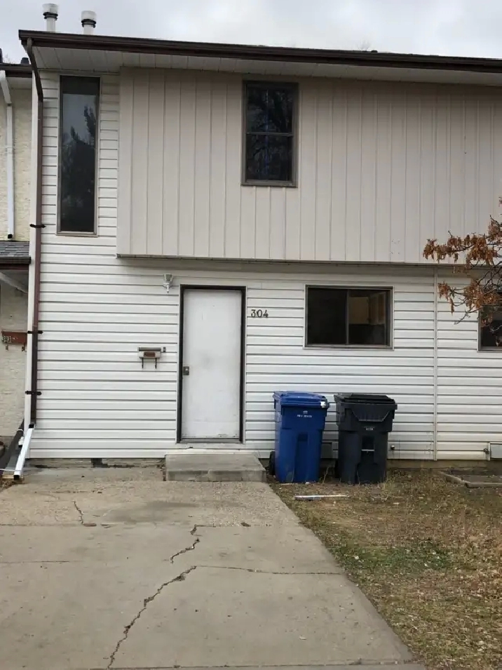 3 bedroom Townhouse - AVAILABLE NOW