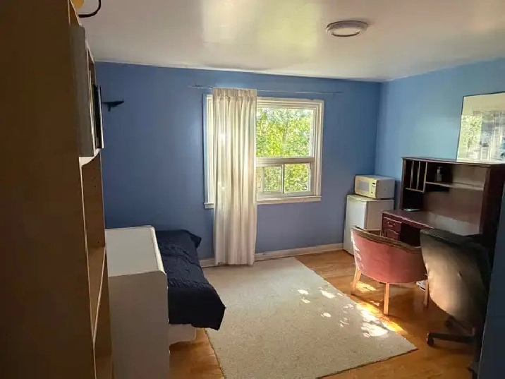 LARGE SPACIOUS ROOM IN CENTRAL LOCATION UTILITIES INCLUDED