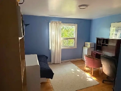 LARGE SPACIOUS ROOM IN CENTRAL LOCATION UTILITIES INCLUDED
