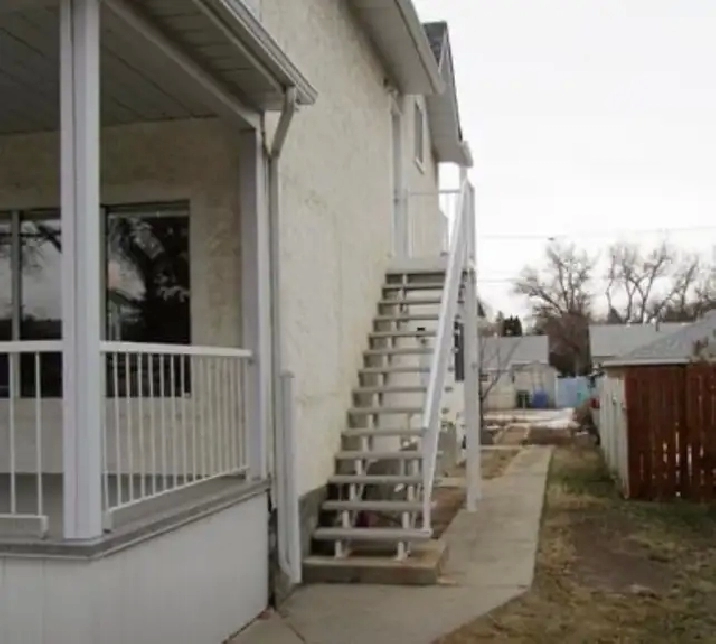 2 BD   1 Bath Second floor suite for rent
