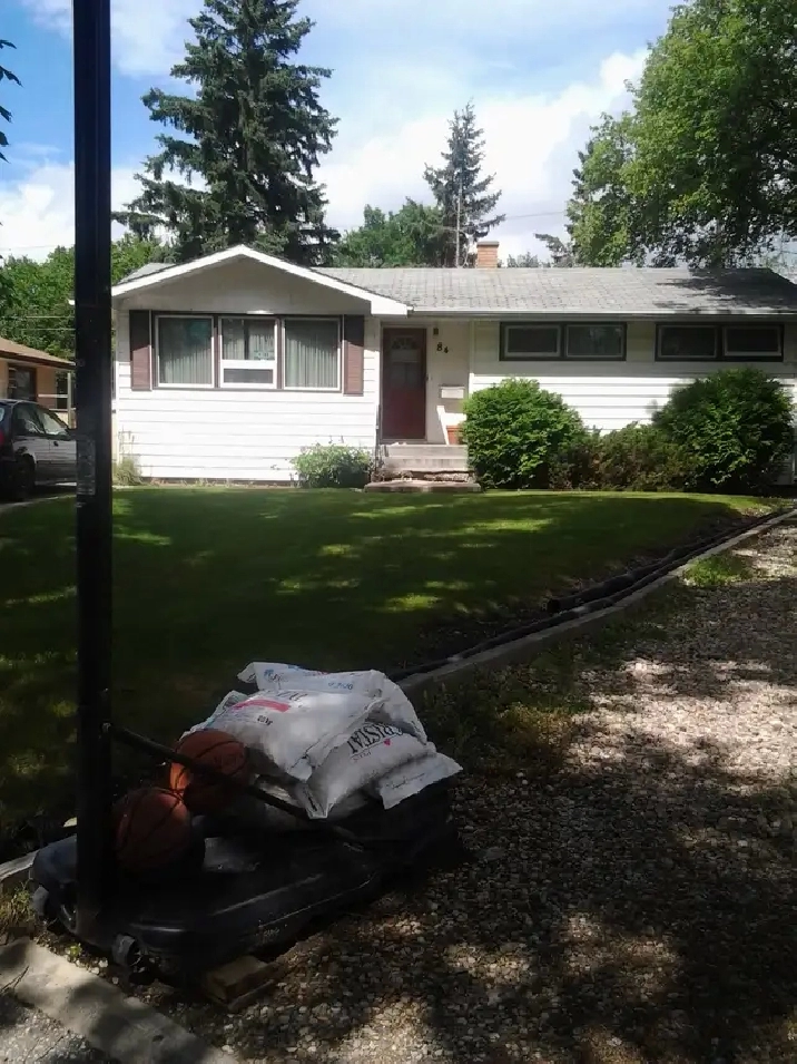 4 BEDROOM BUNGALOW NEAR UNIVERSITY - $2500.00 - AVAIL:  SEPT 1