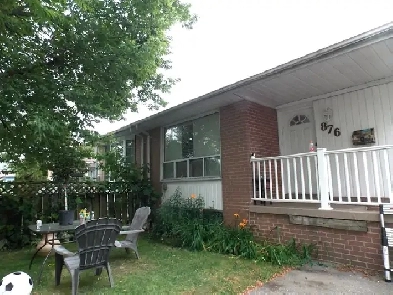 SPACIOUS 3BED. 1 BATH. 1 4-PC BATH. 2 PARKING . MAIN FLOOR