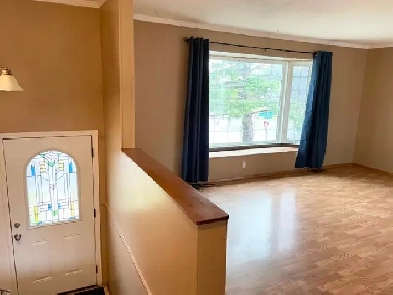 Large Main Floor with 2 Bedrooms in Huntington Hills