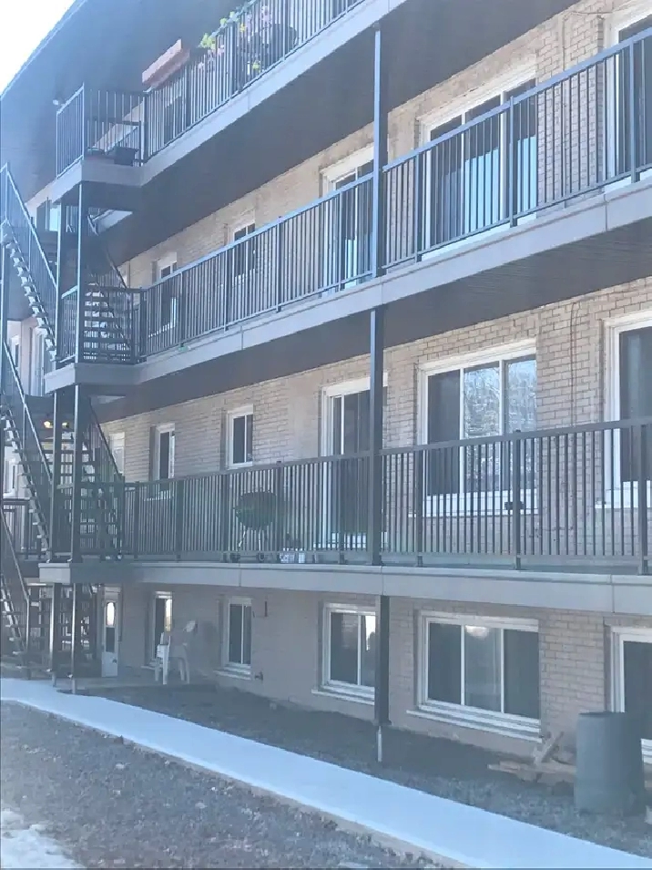 4 1/2 à Ste-Foy Piscine intérieure Libre dès maintenant