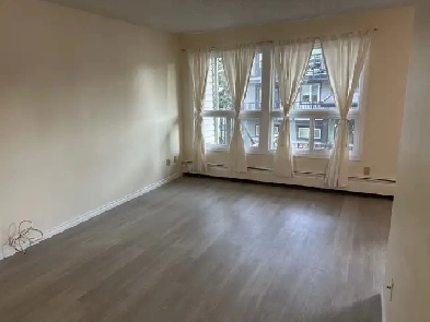 3 BED 1 BATH - WALK-UP TOWNHOUS\