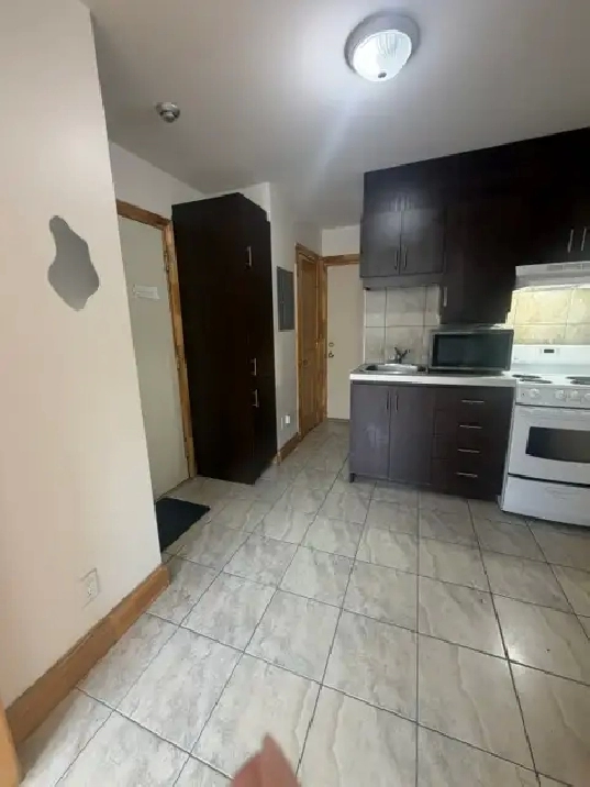 Métro Acadie 200M  2 ½  Tout Inclus 1095$