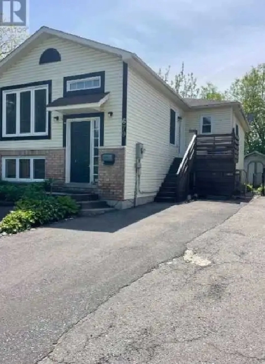 3-bedroom Main Floor Apartments