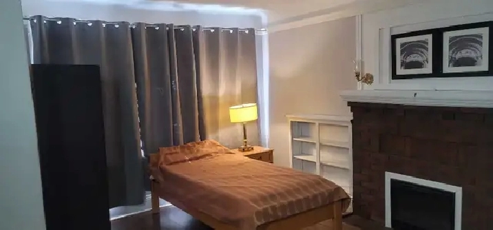 McMasters female students room available