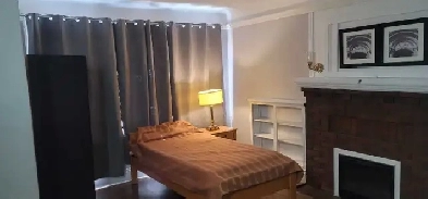 McMasters female students room available
