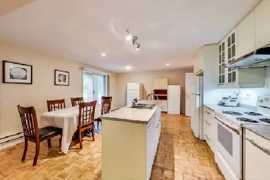 REDUCED 3 ROOMS NORTH YORK BAYVIEW & SCARBORO ELLESMERE  PARKING