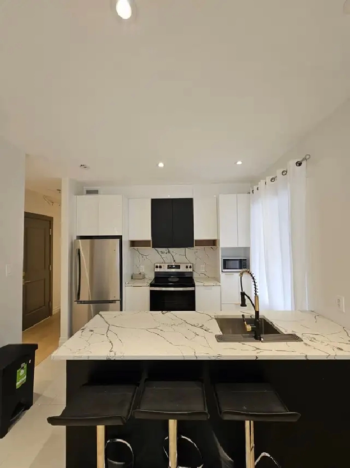 For Rent 4 1/2 Luxurious Apartment Across Snowdon Metro Station