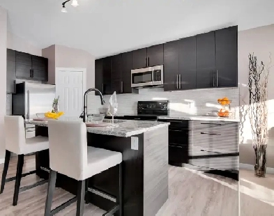 SHOW HOME QUALITY - 2 BED FULLY FURNISHED MAIN FLOOR HOME!