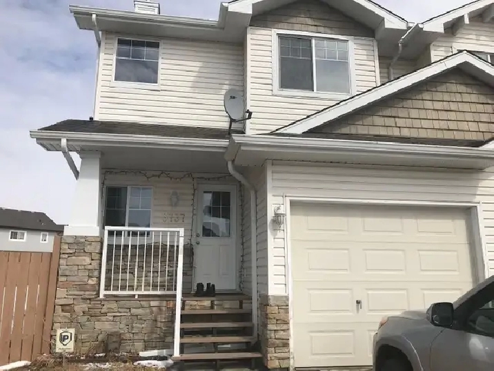 Rent duplex house with finished basement in Tamarack community