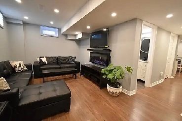 Immaculate 1 Bedroom Lower Unit, Fully Furnished