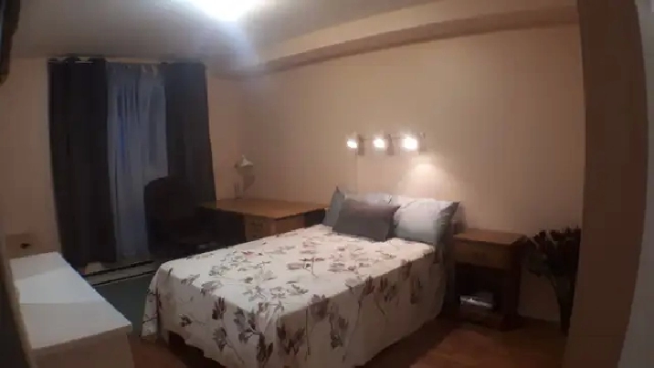 Chambre meublée non-fum. 1 coloc-25 08-750$-métro, plaza,2 parcs
